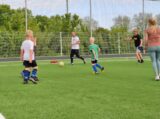 Laatste training S.K.N.W.K. JO7-1 van seizoen 2022-2023 (partijtje tegen de ouders) (30/130)